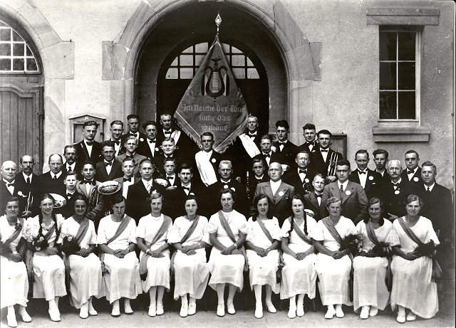 Archiv Heimatverein Oeffingen - Musikverein Fahnendamen vor Rathaus